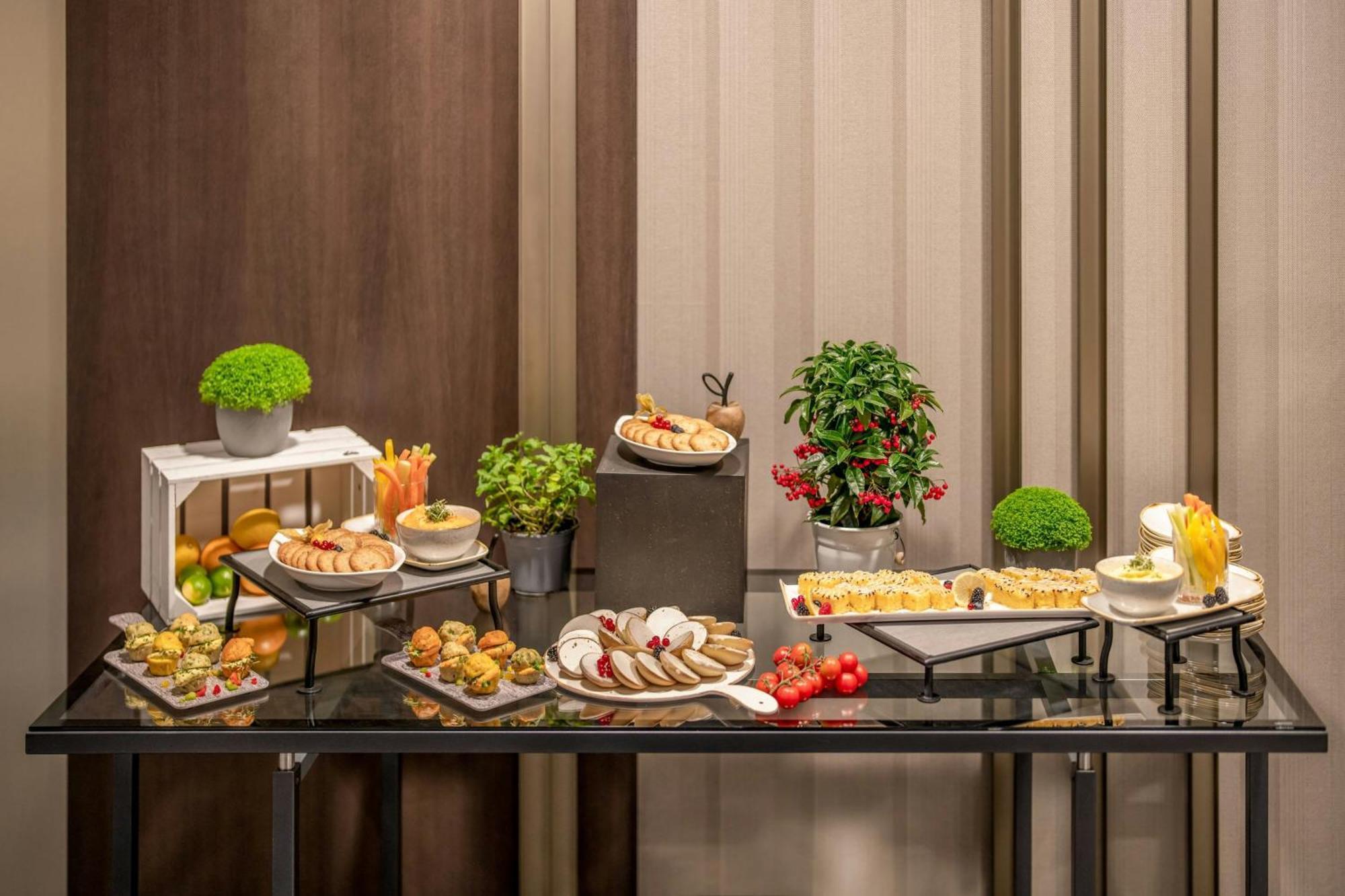 Frankfurt Marriott Hotel Fráncfort del Meno Exterior foto A buffet table