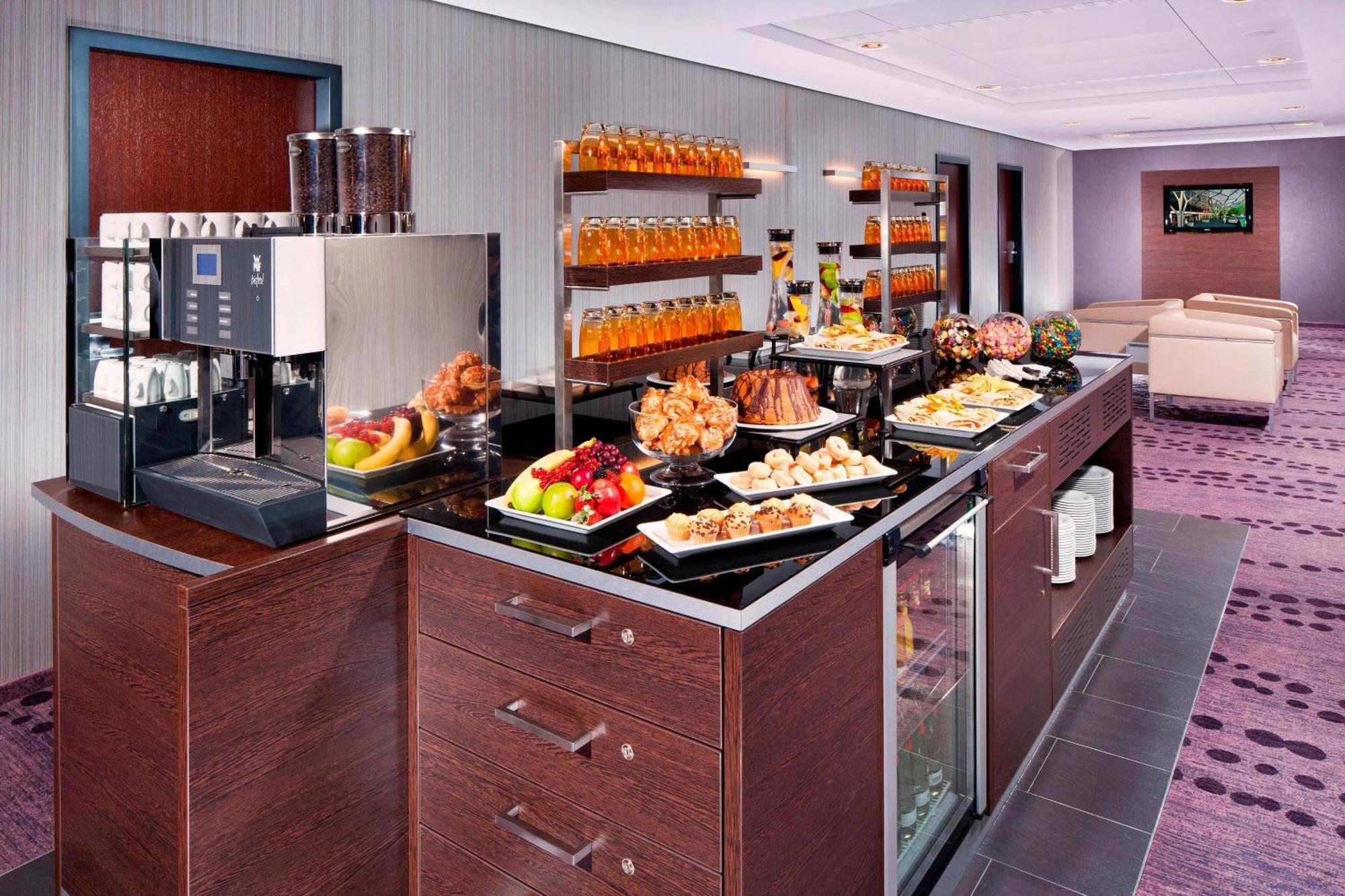 Frankfurt Marriott Hotel Fráncfort del Meno Restaurante foto The buffet at the lounge