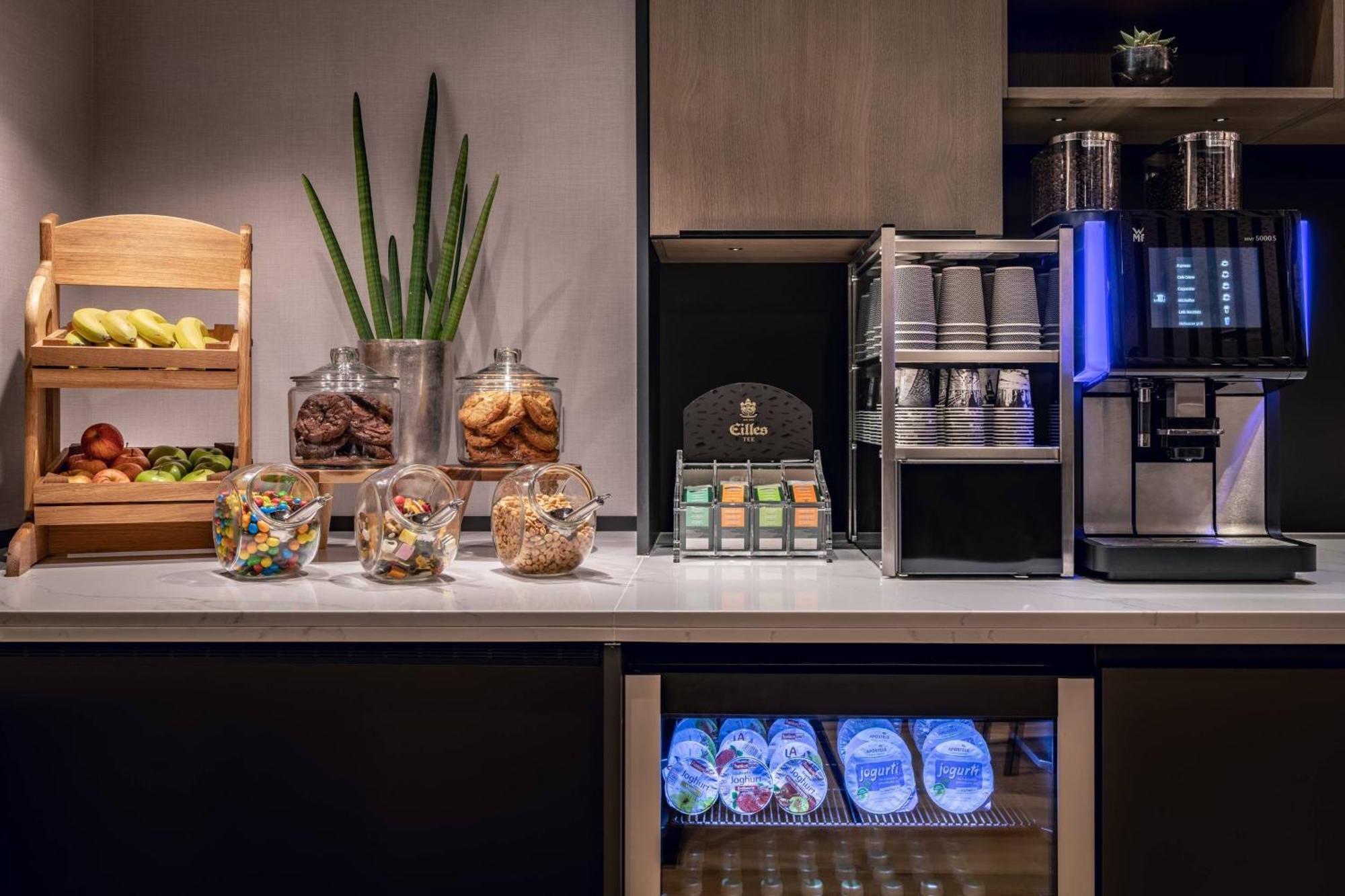 Frankfurt Marriott Hotel Fráncfort del Meno Exterior foto A coffee machine in a hotel
